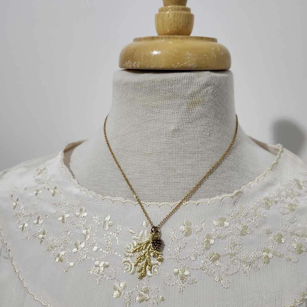 Elegant Gold Leaf Pendant Necklace